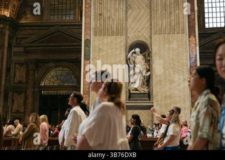 Liturgische Versammlung, in der Gläubige, Pfarrer, Besucher und eine Skulptur des Heiligen Juda Thaddeus (oder Juda Thaddeus) in der Haupthalle des Petersdoms versammelt sind. Messe nach dem letzten Tag der Diözesanwallfahrt der katholischen Kirche im Tarn, vom Tiberufer zum Heiligen Stuhl, am 2. Mai 2025 im Vatikan. Foto: Christophe Michel/ABACAPRESS.COM Credit: Abaca Press/Alamy Live News Stockfoto