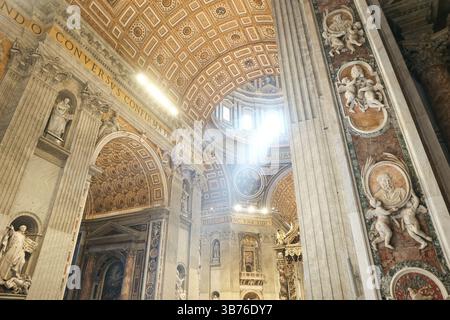 Michelangelos Hauptkuppel in der Petersbasilika und die Inschriften „tv es petrvs et svper hanc petram aedificabo ecclesiam meam“ (du bist peter, und auf diesem Felsen werde ich meine Kirche bauen), „diligo te inc vna fides“ (ich liebe dich ohne Zweifel) und auf dem Seitenbogen „Conversus confirma fratres tuos“, der laut St. aus dem Evangelium entnommen wurde. lukas (22, 32), Worte christi an petrus: "Und du, wenn du zurückgekehrt bist, Stärke deine Brüder", am 2. Mai 2025 im Vatikan. Foto: Christophe Michel/ABACAPRESS.COM Credit: Abaca Press/Alamy Live News Stockfoto