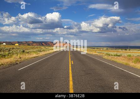 Lange, leere Autobahn, Arizona, USA, Nordamerika Stockfoto