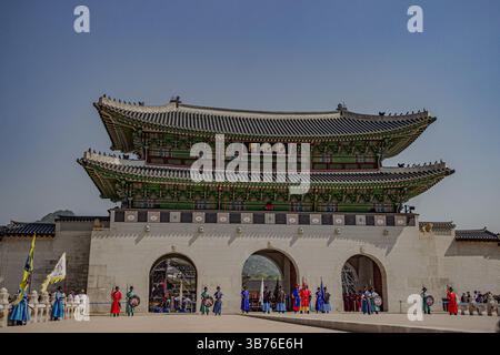 Die königlichen Wachen führen die wechselnde Zeremonie im Haupthof des Gwanghwamun-Tors, dem Haupteingang des Gyeongbokgung-Palastes in Seoul, Südkorea, durch. Die Zeremonie repräsentiert königliche Sicherheitsbräuche aus der Joseon-Ära, während Wachen in traditionellen Uniformen historische Waffen tragen, symbolische Schlüssel austauschen und in präzisen Formationen am Gwanghwamun-Tor, dem Haupteingang des Palastes marschieren. Stockfoto