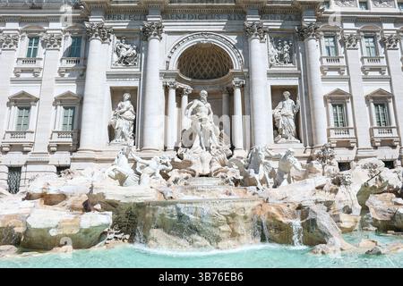 Rom, Italien. Mai 2025. Der Trevi-Brunnen, der größte Brunnen Roms, wurde zwischen 1732 und 1762 auf Wunsch von Papst Clemens XII. Erbaut, um das Aquädukt Aqua Virgo zu feiern, das am 1. Mai 2025 in Rom errichtet wurde. Foto: Christophe Michel/ABACAPRESS.COM Credit: Abaca Press/Alamy Live News Stockfoto
