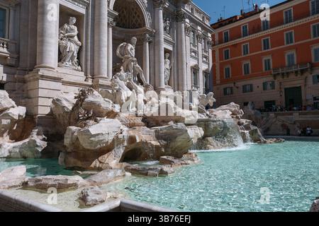 Rom, Italien. Mai 2025. Der Trevi-Brunnen, der größte Brunnen Roms, wurde zwischen 1732 und 1762 auf Wunsch von Papst Clemens XII. Erbaut, um das Aquädukt Aqua Virgo zu feiern, das am 1. Mai 2025 in Rom errichtet wurde. Foto: Christophe Michel/ABACAPRESS.COM Credit: Abaca Press/Alamy Live News Stockfoto