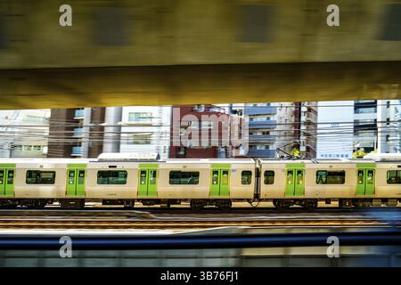 Gebäude der Yamanote-Linie und Tokio. Drehort: Chuo-ku, Tokio Stockfoto