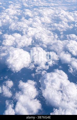 Endloser blauer Himmel mit flauschigen weißen Wolken Eine ruhige und ruhige natürliche Kulisse, ideal für ruhige, friedliche und traumhafte Visuals. Stockfoto
