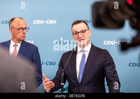 Berlin, Deutschland. Mai 2025. Jens Spahn (r, CDU), neu gewählter Fraktionsvorsitzender der CDU/CSU, steht bei der Pressemitteilung nach dem Treffen der CDU/CSU-Fraktion neben dem designierten Bundeskanzler Friedrich Merz, CDU-Bundesvorsitzender. Quelle: Michael Kappeler/dpa/Alamy Live News Stockfoto