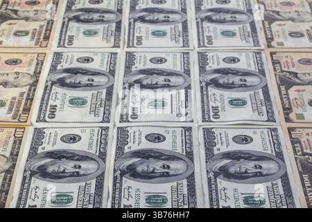 Differents U.S.dollar Geldscheine auf den Tisch Stockfoto