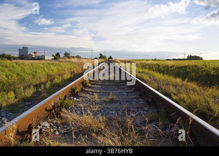 Sonnenuntergang auf den verlassenen Bahngleisen Stockfoto