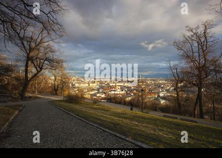 Blick vom Petrin Park auf Prag Stadt bei Sonnenuntergang, Tschechische Republik. Panoramablick auf die histrischen Dächer aus der Vogelperspektive. Prag, Tschechische Republik, Europa Stockfoto