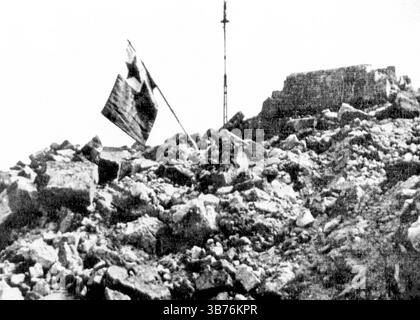 Dieses zerstörte Haus in Warschau war einst das Zuhause von Ludwik L. Zamenhof, dem Schöpfer der geplanten Sprache Esperanto. Die Flagge, die von den Ruinen fliegt, ist die Esperanto-Flagge. Am 1. September 1939 startete deutschland die Invasion Polens und Warschau wurde ständig bombardiert, bis es 27 Tage später kapitulierte. Stockfoto