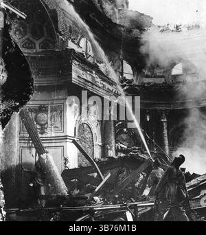Feuer im Ballsaal des Königsschlosses in Warschau am 17. September 1939 nach den schweren Bombenangriffen durch die Deutschen. Am 1. September 1939 startete deutschland die Invasion Polens und Warschau wurde ständig bombardiert, bis es 27 Tage später kapitulierte. Stockfoto