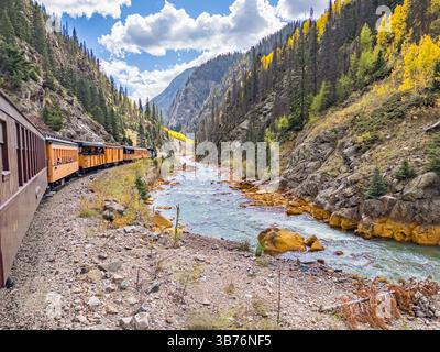 Durango, CO - 7. Oktober 2023: Die historische Dampfeisenbahn der Silverton-Durange Railroad schlängelt sich entlang des Animas Creek in den San Juan Bergen von Colorado Stockfoto
