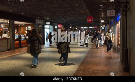 Fukuoka, Japan - 18. Januar 2025: Die Menschen laufen durch das unterirdische Einkaufszentrum TENJIN CHIKAGAI. Eine der größten unterirdischen Einkaufsstraßen. Stockfoto