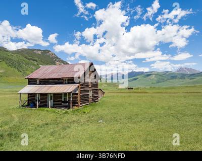 Altes rustikales Blockhaus in den Bergen in der Nähe von Crested Butte, Colorado Stockfoto