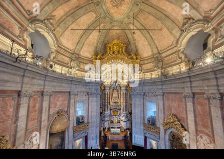 Porto, Portugal - 8. September 2023: Wunderschöne Innenarchitektur des Torre dos Clerigos, einer barocken Kirche aus dem 16. Jahrhundert in Porto, Portugal Stockfoto