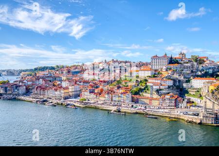 Porto, Portugal - 9. September 2023: Skyline der historischen Stadt Porto, Portugal am Fluss Douro Stockfoto