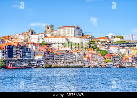 Porto, Portugal - 9. September 2023: Skyline der historischen Stadt Porto, Portugal am Fluss Douro Stockfoto