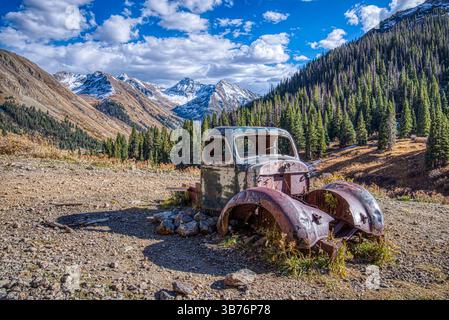 Ein alter rostiger verlassener Truck sitzt in der Nähe einer alten Mine in den Bergen von Colorado Stockfoto