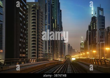 Stadtbild von Dubai und Morgenstrahl. Aufnahmeort: Dubai Stockfoto