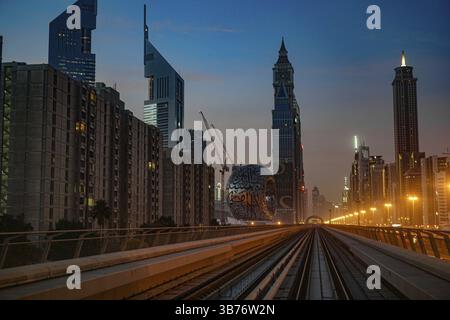 Stadtbild von Dubai und Morgenstrahl. Aufnahmeort: Dubai Stockfoto