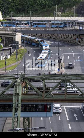 Zug der Wuppertaler Schwebebahn, Nahverkehrsbusse der Wuppertaler Stadtwerke, WSW, an der Kreuzung der Bundesallee, B7, mit der Zufahrtsroa Stockfoto