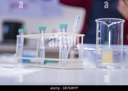 Reagenzgläser in einem Ständer und Pipette neben einem Becher im Labor, Nagold Youth Research Centre, Schwarzwald Nord, Bezirk Calw, Deutschland, Euro Stockfoto