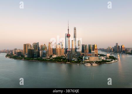 Blick aus der vogelperspektive auf die Skyline von shanghai und den sich windenden Fluss bei Sonnenaufgang Stockfoto