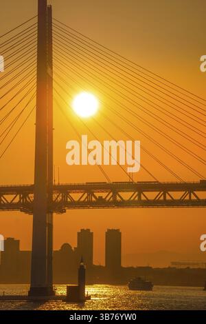Bild der Yokohama Bay Bridge und Sonnenuntergang. Drehort: Präfektur kanagawa, Yokohama-Stadt Stockfoto