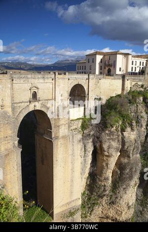 Ansicht der Gebäude in der Neustadt von anderen Seite der Brücke aus dem 18. Jahrhundert über die 300 ft Tajo-Schlucht in Ronda Spain Stockfoto