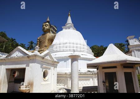 Wewurukannala Vihara Tempel. Eine 50 m hohe sitzende Buddha-Figur â€“ die größte in Sri Lanka Stockfoto