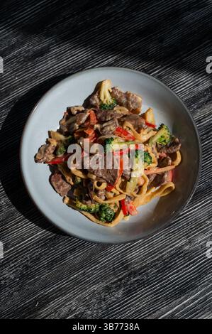 Pasta mit Rindfleisch, Pilzen und Gemüse. Stockfoto