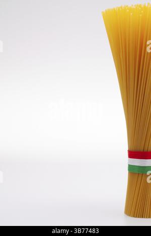 Spaghetti und italienische Flagge auf weißem Hintergrund Stockfoto