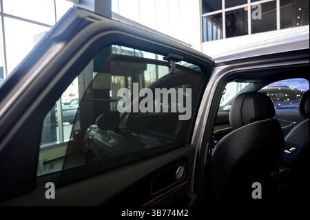 Innenraum eines modernen Autos mit schwarzen Ledersitzen. Im Auto. Innenraum eines prestigeträchtigen modernen Autos. Bequeme schwarze Ledersitze Stockfoto