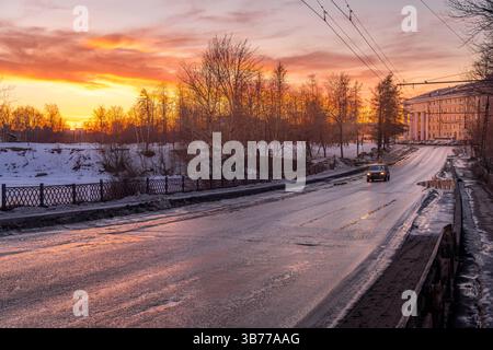 Karl Marx Avenue in Petrosawodsk bei Sonnenaufgang, mit verschneiten Straßen, strahlendem Himmel und einer ruhigen Winteratmosphäre. Stockfoto