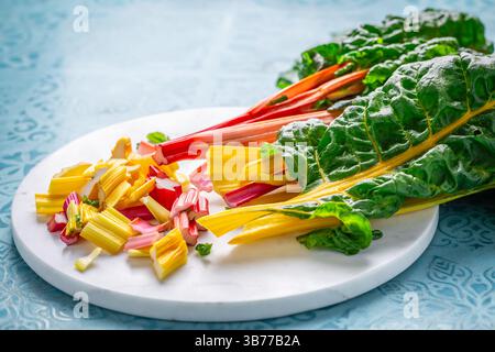 Frische rohe mangold-Blätter, Blattrüben, mangold, mangold, mangold auf dem Küchentisch Stockfoto