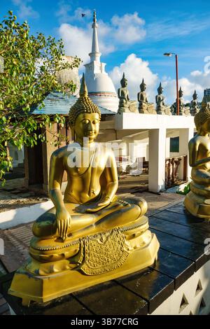 Buddha-Statuen im Seema Malaka Tempel in der Innenstadt von Colombo, Sri Lanka. Stockfoto