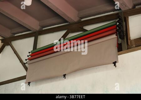 Leuchtende und farbenfrohe Papierrollen im Hintergrund, ideal für Fotografie und Studiozwecke Stockfoto