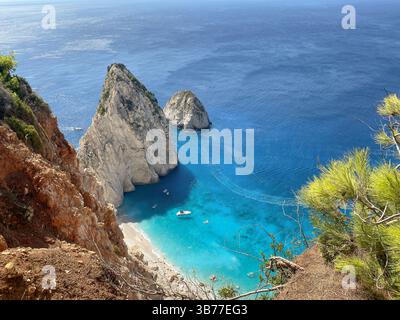 Ein atemberaubender Blick aus der Luft auf eine türkisfarbene Bucht mit hohen Klippen, Sandstränden und Booten, die im kristallklaren Wasser schwimmen. Griechenland, Myzithres Viewpo Stockfoto