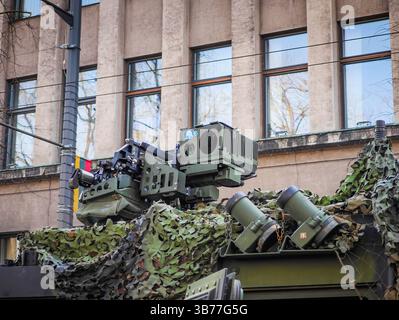 Die optische Ausrüstung auf dem Dach eines Militärfahrzeugs ist mit Tarnnnetzen bedeckt Stockfoto