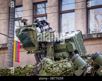 Die optische Ausrüstung auf dem Dach eines Militärfahrzeugs ist mit Tarnnnetzen bedeckt Stockfoto