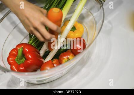 Grünes und gelbes Gemüse, das in den Weinkühler gestellt wird. Drehort: Präfektur kanagawa, Yokohama-Stadt Stockfoto