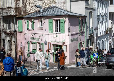 Touristen rund um La Maison Rose in der Rue de l'Abreuvoir 2 im Montmartre-Viertel von Paris, Frankreich Stockfoto