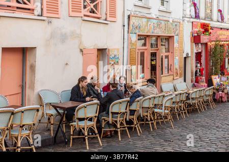 Junge Frauen im Freien im Restaurant Le Poulbot in der Rue Poulbot 3 im Pariser Viertel Montmartre, Frankreich Stockfoto