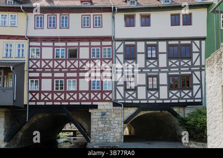 Nahaufnahme der Kraemerbrücke, ein mehrstöckiges Fachwerkgebäude über der Gera. Sie ist eine der längsten überdachten Brücken Europas Stockfoto