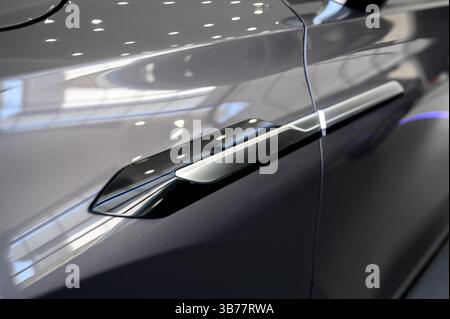 Moderner Türgriff, neues Auto. Intelligente einziehbare Türgriffe. Außendetails des Fahrzeugs. Schließen Sie den Türgriff des Fahrzeugs. Fahrzeugausrüstungskonzept. Stockfoto