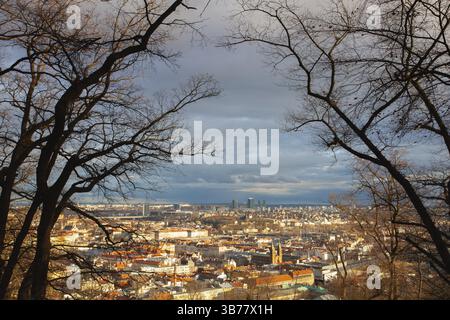 Blick vom Petrin Park auf Prag Stadt bei Sonnenuntergang, Tschechische Republik. Panoramablick auf die histrischen Dächer aus der Vogelperspektive. Prag, Tschechische Republik, Europa Stockfoto