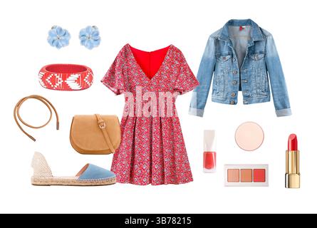 Sommer Mode weibliche Kleidung Set Collage isoliert auf weiß.Frühling Damenkleidung Mockup.Rotes Kleid und Jeansjacke mit Accessoires verziert.Lady' Stockfoto