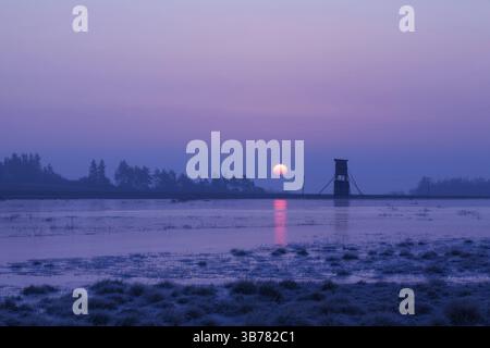 Jäger-Turm neben dem Teich im Winter bei Sonnenaufgang Stockfoto