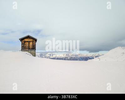 Eine kleine Holzhütte auf einer Skipiste in Lenzerheide im Winter Stockfoto
