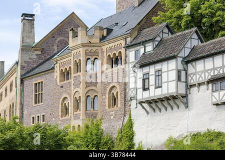 Die Wartburg mit Blick auf die thüringische Stadt Eisenach ist enger mit der deutschen Geschichte verbunden als fast jede andere Burg in Deutschland. Aufgrund von Stockfoto