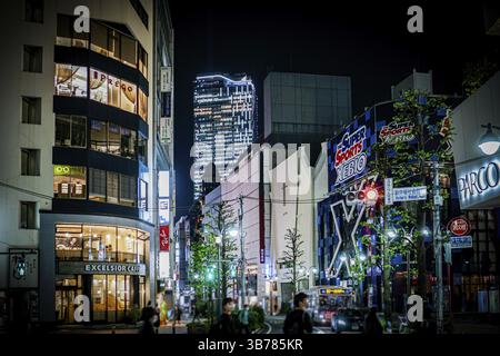 Blick auf den Shibuya Scramble Square bei Nacht. Drehort: Shibuya-ku, Tokio Stockfoto